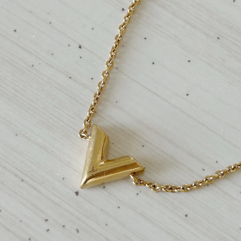 ❤️Louis Vuitton V Logo Gold Bracelet❤️ - Picture 4 of 4